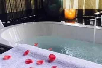 杭州萧山区水疗池中的失重冥想：当身体学会漂浮